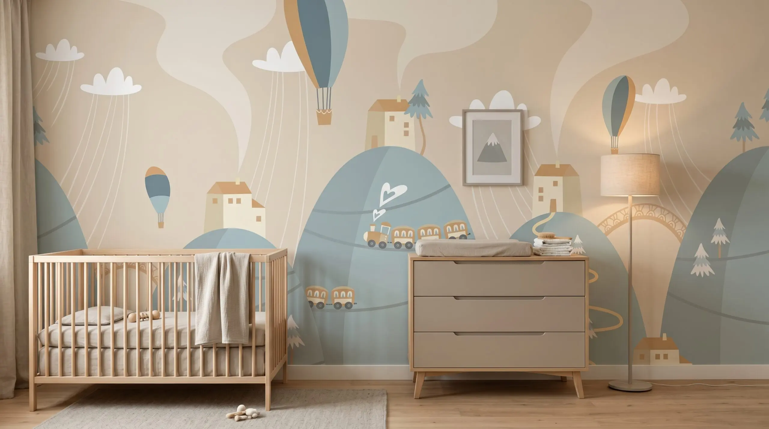 Wandkult XXL Tapetenmotiv „Ballonberge“ – Kinderzimmer-Motiv mit Heißluftballons, kleinen Häusern und Zug in sanften Beige- und Blautönen im skandinavischen Stil im Kinderzimmer