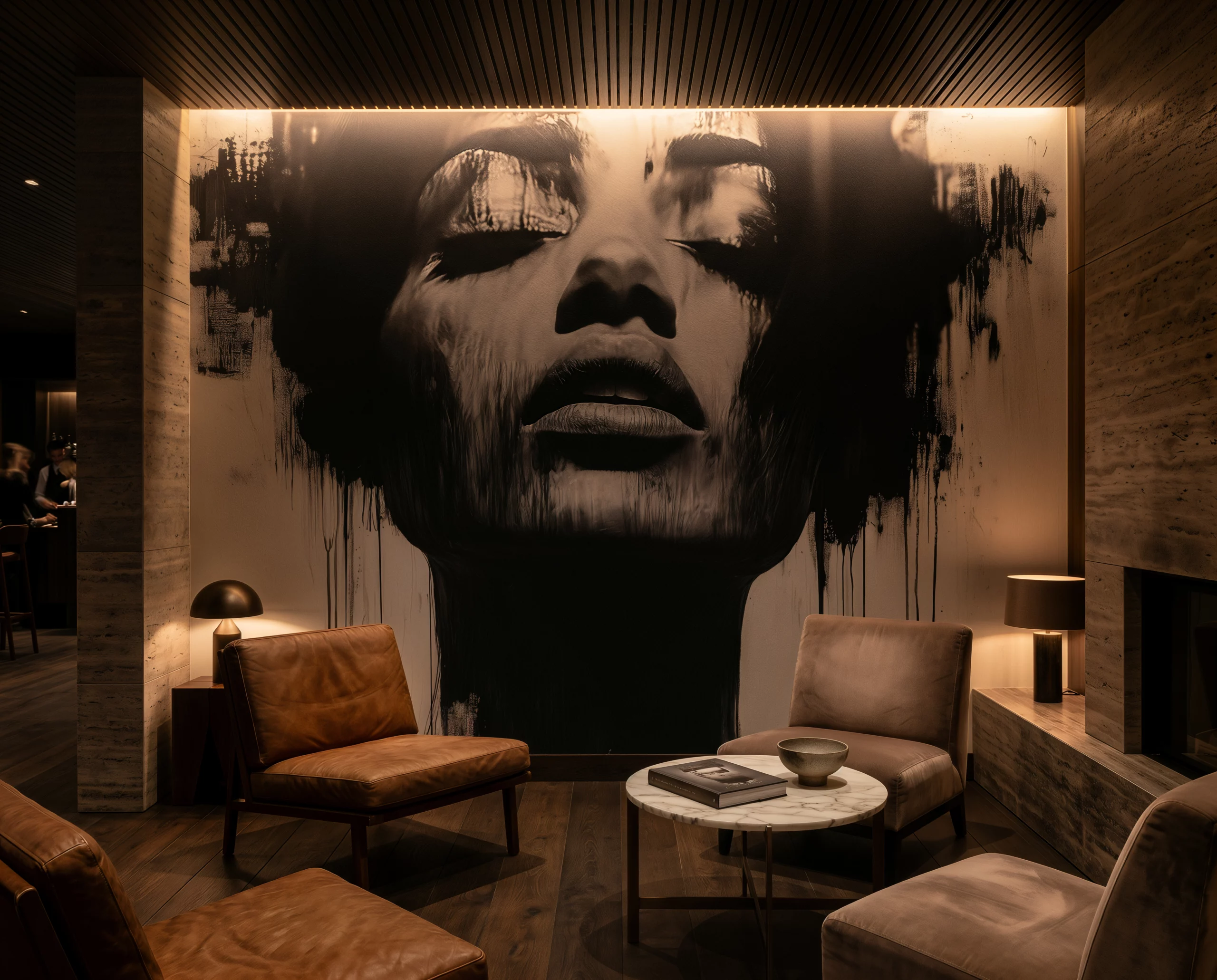 Wandkult XXL Tapetenmotiv „Dunkle Muse“ – dramatisches Portrait in Schwarz und Offwhite mit geschlossenen Augen, verlaufender Tusche-Optik und minimalistischer Kunstwirkung in einer Lounge