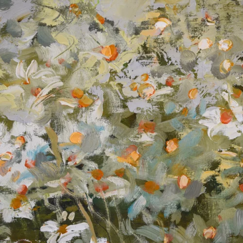 WANDKULT &bdquo;Wiesentanz&ldquo; &ndash; abstraktes Blumenmotiv mit sichtbaren Pinselstrukturen, wei&szlig;en Bl&uuml;ten und warmen orangefarbenen Akzenten in Salbei-, Gr&uuml;n- und Cremet&ouml;nen.