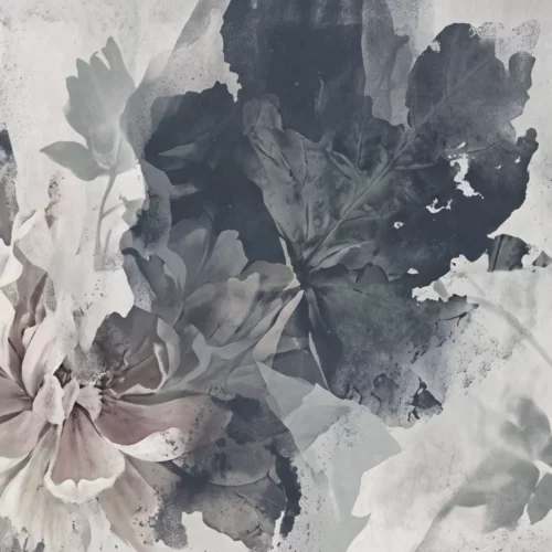 WANDKULT &bdquo;Nebelbl&uuml;te&ldquo; &ndash; gro&szlig;formatige florale Wandgestaltung mit abstrahierten Bl&uuml;ten und Bl&auml;ttern in Rauchgrau, Creme und zartem Ros&eacute; auf strukturierter heller Fl&auml;che.